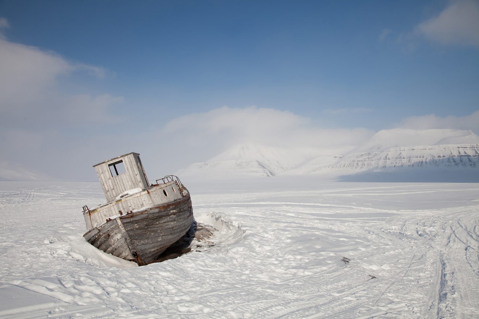 Snowy landscape in Svalbard) snowy landscape in Svalbard)