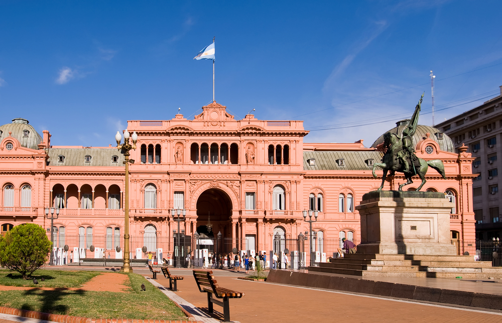 La Casa Rosada and a statue in the Plaza de Mayo La Casa Rosada and a statue in the Plaza de Mayo