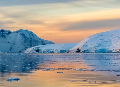 Sunrise in Antarctica ) 