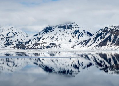  Svalbard_panoramic-reflection-hero 