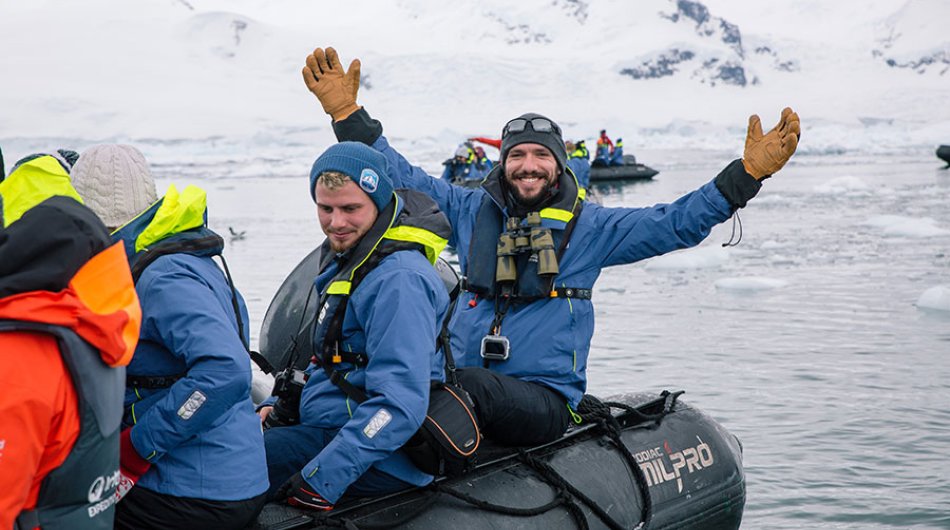 zodiac-cruising-antarctica5