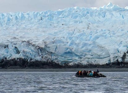 tourists in panga in front of Pio XI Bruggen Glacier in Chile) 