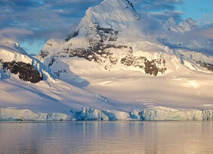 Panoramic view of mountains in Antarctica) 