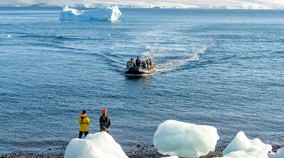 zodiac-cruising-antarctica2