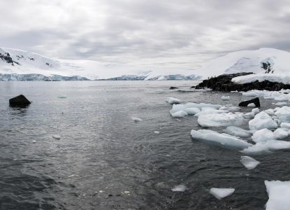 Icy shoreline in Mikkelsen Harbour in Antarctica with snowy mountains) 