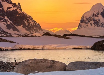 Sunset on snowy Antarctic landscape ) 