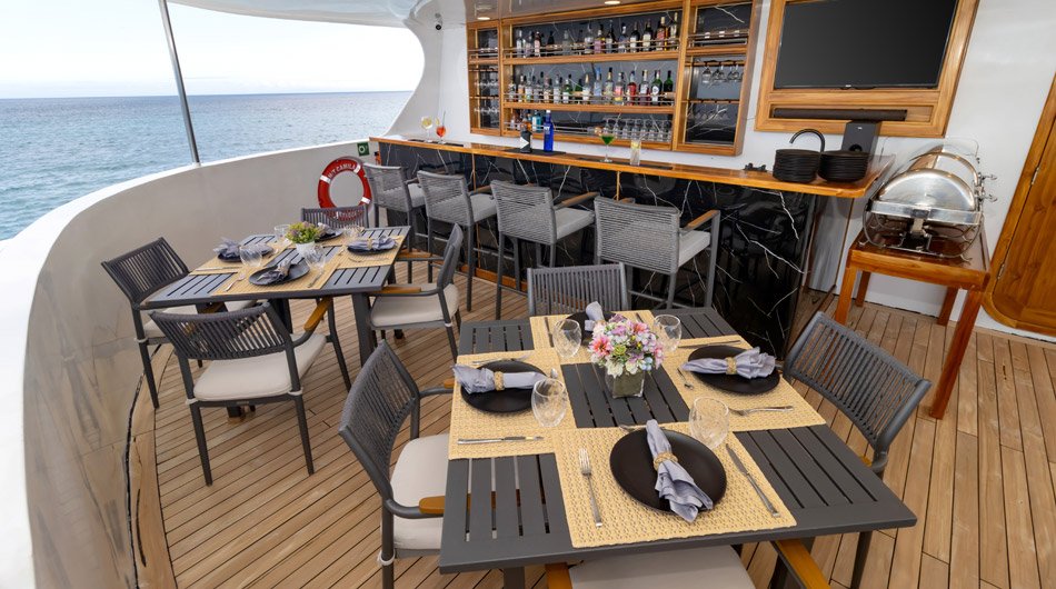 Horizon Trimaran Alfresco Dining
