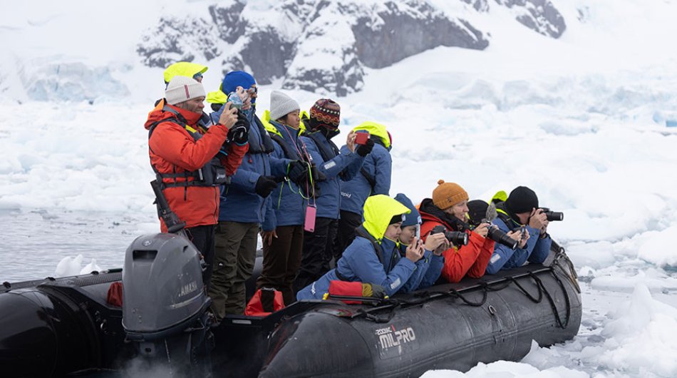 zodiac-cruising-antarctica6