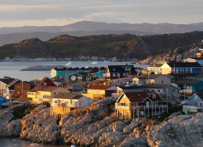 Sunset over the town of Ilulissat in Greenland) 